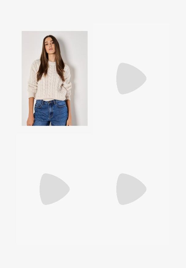 Kabelgebreide trui in lichtbeige met een ronde halslijn en een gestructureerd patroon, gecombineerd met hoog-taille blauwe denim jeans.; Hoge taille, wijde zwarte denimspijkerbroek met franjes aan de onderkant, vijf zakken en knoopsluiting. Glad textuur met een vervaagde afwerking.; Zilveren sneakers met witte accenten, voorzien van drie strepen, een ronde neus en een gumrubberen zool. Getextureerd metallic materiaal.; Zwarte plastic zonnebril met groene lenzen, vierkante montuur, zilveren accent op de wenkbrauw en een gestructureerde tempel. Merken vermeld op de binnenkant van de arm.