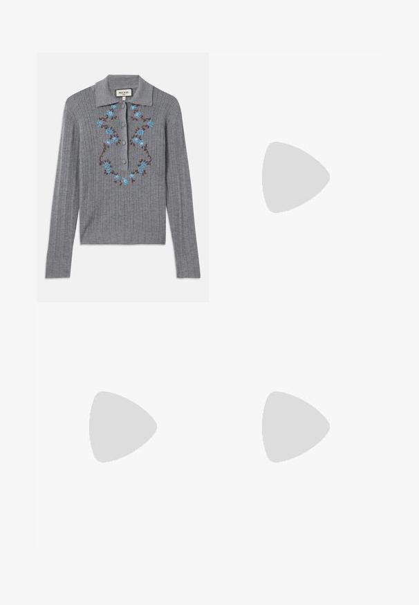 Cardigan gri cu dungi, cu guler, nasturi pe față și flori albastre brodate pe piept. Material texturat și stil ajustat.; Pantaloni scurți de baie cu buline negre și albe, cu un brâu cu șnur, având numărul "93" pe față și un material neted și elastic.; Adidași albi sport cu un superior din plasă și accente argintii, cu o formă unică și amortizare cu aer în călcâi. Design cu șireturi și logo.; Ochelari dreptunghiulari negri cu lentile clare. Finisaj lucios, brațe înguste și nuanță purpurie vizibilă la marginea lentilelor.