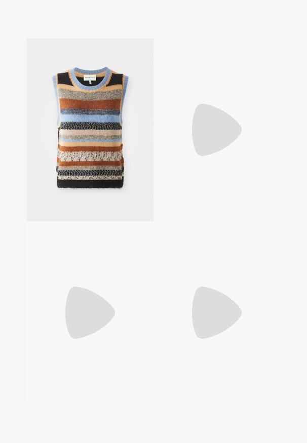 Dzianinowy sweter bez rękawów z wielokolorowymi poziomymi paskami w odcieniach brązu, niebieskiego i beżu; kontrastujące teksturowane i gładkie sekcje.; Czarne szorty do kolan wykonane z bawełny, z gładkim przodem, szlufkami na pasek i bez widocznych kieszeni. Gładka faktura i dopasowany krój.; Czarne skórzane sandały na wysokim obcasie z paskiem na kostce. Charakteryzują się gładką fakturą, otwartym noskiem i cienkim obcasem. Złoty detal z klamrą.; Czarna skórzana torba na ramię z dwoma przednimi kieszeniami, złotymi klamrami, zamkiem błyskawicznym i cienkim paskiem. Teksturowana powierzchnia i kompaktowy prostokątny kształt.