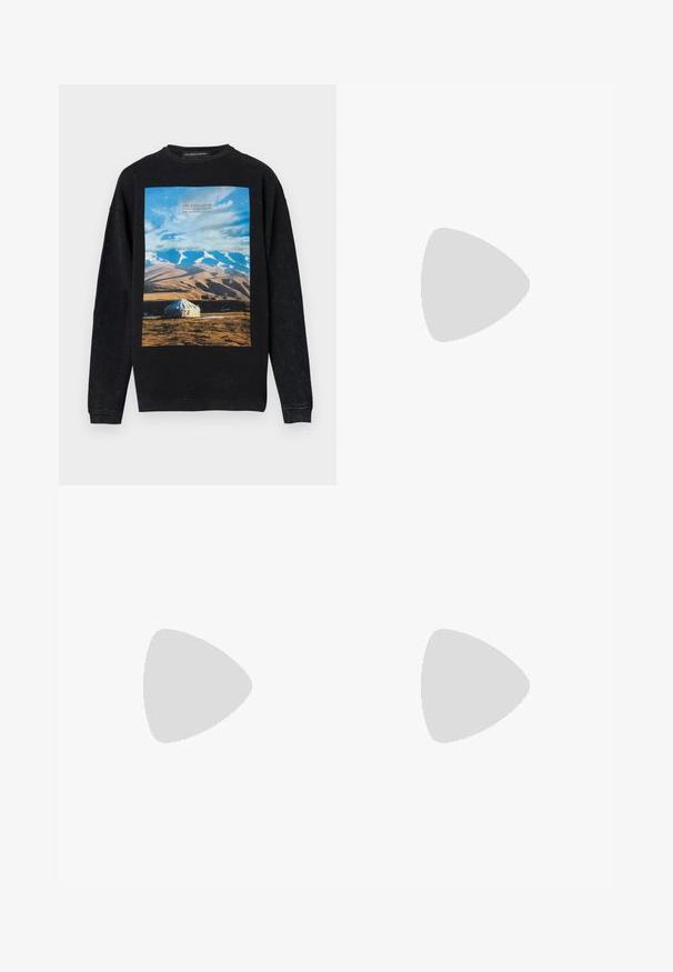 Melna sporta krekla ar krāsainu grafiku, kurā attēloti kalni un telts. Izgatavots no mīksta materiāla, ar apaļu izgriezumu un ribotiem piedurknes. ; YOURTURN SUMMERISH SUIT TROUSERS UNISEX - Šorti - black; Melnas ādas kurpes ar saistēm, noapaļota purngalu, ar teksturētu gumijas zoli un dzeltenu šuvju ap malu. Plakana forma un gluda apdare.; Melni saulesbrilles ar izliekto rāmi un tumšiem stikliem. Iespējojama matēta apdare un zīmola nosaukums "ARNETTE" sānos.