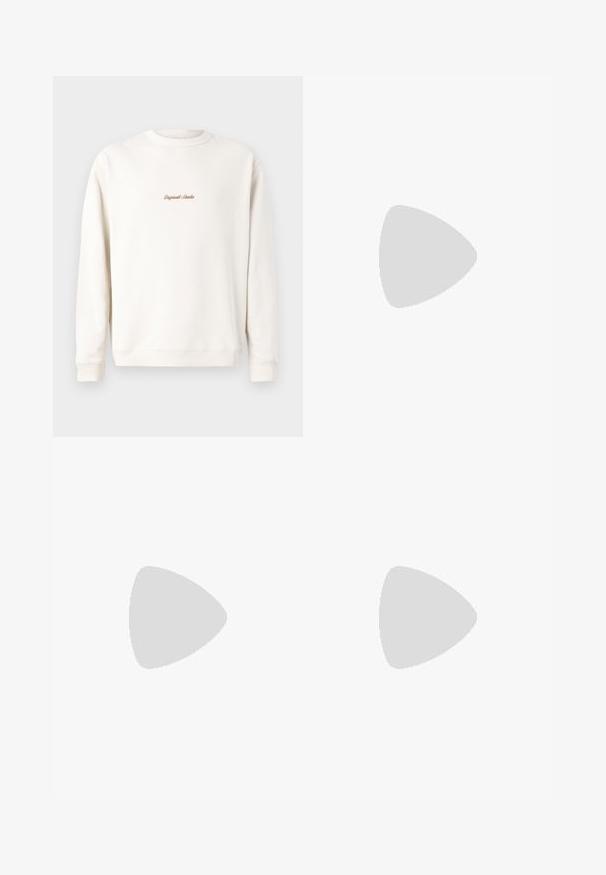 Sweatshirt de cor creme com decote redondo e punhos canelados. Apresenta um pequeno bordado dourado "Original Studio" no peito. Textura suave.; T-shirt de manga curta de cor cinza claro, com decote redondo, exibido sobre um fundo branco, vista frontal, sem logótipos ou designs visíveis.; Jeans de ganga azul claro com cintura alta, fecho frontal, zipper e design de cinco bolsos, dispostos de forma plana sobre um fundo neutro.; Sapatilhas de tela em off-white com biqueira redonda, apresentando solas de borracha bege e cinco ilhós para atacadores, acabamento texturizado na parte superior.