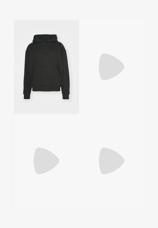 Sweatshirt noir à capuche avec une grande poche avant, des poignets et un ourlet côtelés. Fabriqué en matériau doux, avec un design minimaliste et sans motifs visibles.; Pantalons cargo légers noirs avec une taille élastique, des zips latéraux et des poches spacieux. Présentent une coupe ample et des poignets fuselés.; Des chaussures de sport blanches avec des superpositions texturées, une semelle épaisse et des accents gris. Portées avec des chaussettes blanches et des shorts verts sur une surface bleue.; Lunettes de sport avec une monture noire, grandes verres dégradés aux teintes violettes et vertes, et des accents de design angulaires avec un détail de logo.