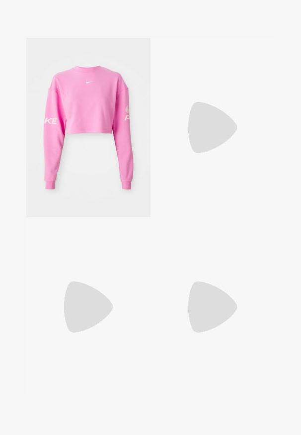 Roze cropped sweatshirt van een katoenmix, met lange mouwen. Witte Nike-logo op de borst en tekst langs de linker mouw. Gladde textuur.; Roze sweatpants met een elastische tailleband en trekkoord. De broekspijpen zijn verzameld. Heeft een klein wit Nike-logo op de linker bovenbeen.; Witte hoge sneakers met een chunky, gestructureerde zool, voorzien van een gladde bovenkant, ronde neus en tonale veters, tegen een gele achtergrond.; Zwarte zonnebril met een geometrische vorm, donkere lenzen, dikke montuur en een gouden accent op de slapen met de merknaam "Vogue."