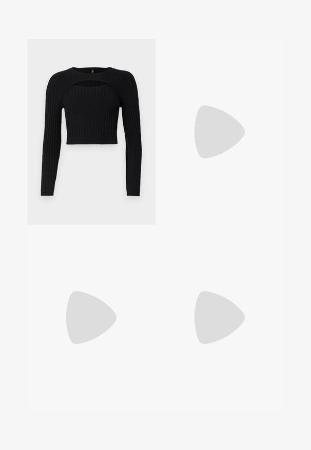 Svart cropped topp med lange ermer, ribbet tekstur og et unikt utskjæringsdesign i brystområdet. Laget av et mykt strikkemateriale.; Mørkeblå denim bermudashorts med snor i livet, med standard beltehemper og synlig sømdetaljer.; Hvit høy-skinn kanvas sneakers med svart gummisåle, gummitåhette foran og seks hull for snorer, med et rent, minimalistisk design.; Rød lærveske med en vinklet, geometrisk design. Har en enkelt justerbar stropp og en klaffelukking med sydd detaljer.