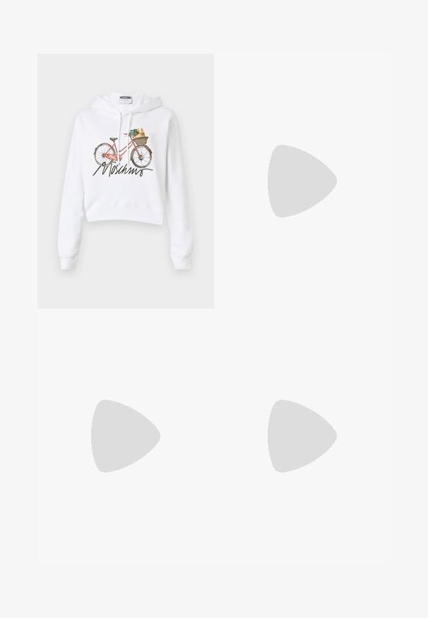 Bílá zkrácená svetrová mikina se pink grafikou kola, které nese nákupy, s podpisem v černé barvě pod designem. Materiál vypadá jemně a hladce.; Černé kalhoty s hladkým materiálem, přizpůsobeným střihem, rovnými nohavicemi a plochým pasem bez viditelných zapínání či kapes.; Černé kožené mokasíny s prošívaným designem, malou přední chlopeň a plochou gumovou podrážkou. Hladký povrch s akcentem zlaté barvy.; Černá kožená kabelka se strukturovaným designem, dvojitými horními uchy, odnímatelným popruhem a zlatým zdobením na horizontálním pásku.