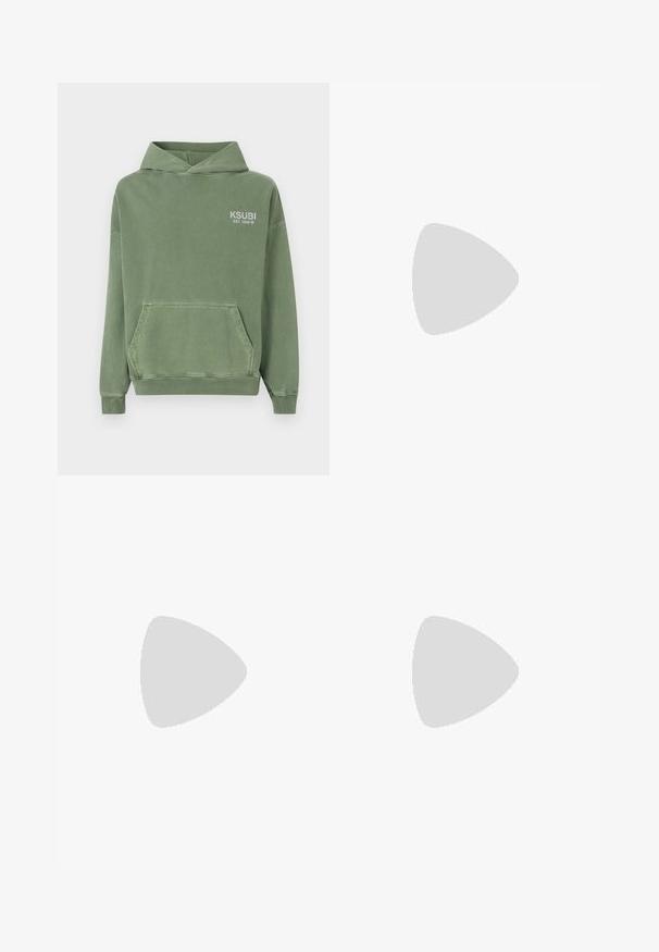 Sweat-shirt vert avec une capuche, fabriqué en tissu doux. Présente une poche kangourou à l'avant et un logo blanc "KSUBI EST. 1999" sur la poitrine.; Filippa K TERRY CROPPED TROUSERS - Pantalon classique - sage melange; Baskets blanches avec des accents en daim, bout arrondi, lacets plats et semelle en caoutchouc crème. Présente une marque verte sur le talon.; Lunettes de soleil noires rondes avec verres sombres et branches en métal fines. Comprend des embouts transparents et des accents argentés au niveau de la charnière. Design minimaliste.