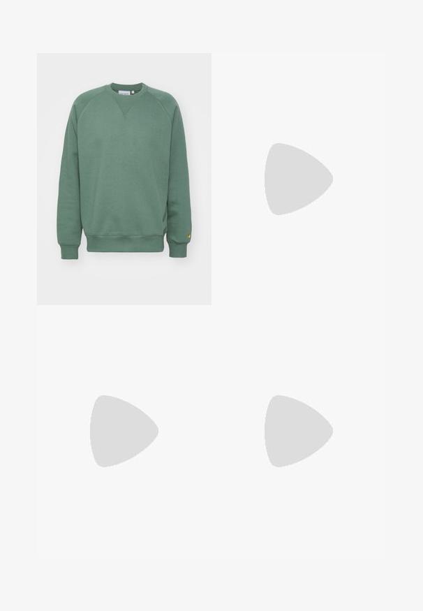 Felpa verde con scollatura a girocollo, maniche raglan e polsini a coste. Realizzata in tessuto morbido con una piccola etichetta con logo sull'orlo.; T-shirt in cotone nero con maniche corte, collo a giro, e piccolo logo argento sulla parte superiore sinistra del petto. Texture morbida, vestibilità rilassata.; Pantaloni verde oliva a vita alta con design a gamba dritta. Realizzati in un tessuto leggero, con pieghe frontali e chiusura a bottone.; Sneaker in tela marrone con accenti bianchi, caratterizzati da un design low-top, punta rotonda e lacci bianchi piatti; suola in gomma con dettagli neri.