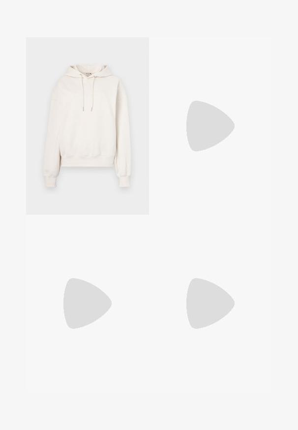 Hanorac crem cu cordon, manșete ribbate și un logo embosat în față. Fabricat dintr-un material moale, cu o croială lejeră.; Jeans lejere de culoare albastru deschis, realizate din denim, având talie înaltă, spălare ușoară și un model subtil de tie-dye pe partea din față.; Adidași albi cu glezna joasă, cu tab-ul de călcâi negru, talpă platformă, șireturi și logo-ul "CK" de la Calvin Klein pe lateral.; Cercei din argint în formă de cerc cu un design texturat, ce prezintă striții verticale. Formă circulară cu un sistem de închidere sigur. Finisaj neted.