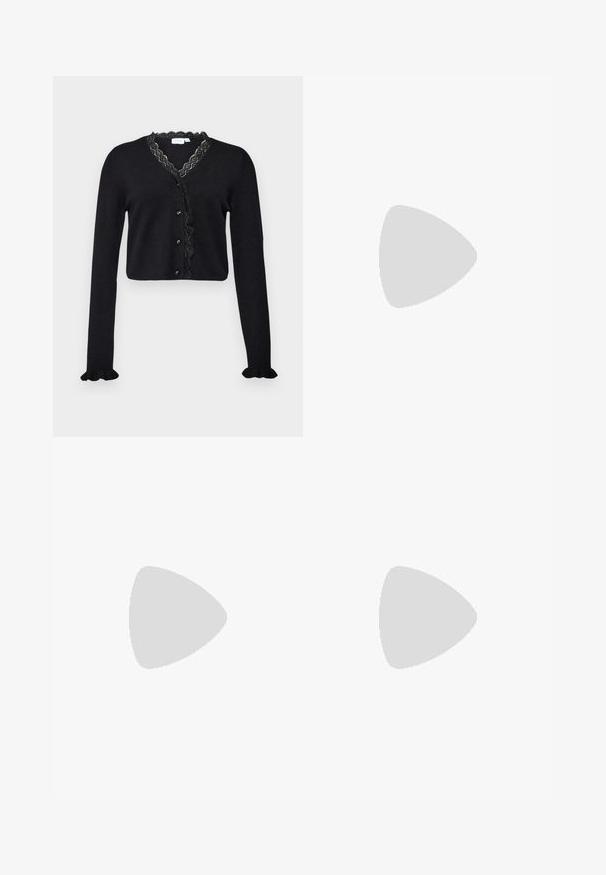 Melnā īsā kardigāna izgatavota no adītas auduma, ar viļņotu mežģīņu apdari ap kakla izgriezumu, pogu aizdari un volānu detaļām pie aprocēm.; Burgundijas krāsas korduroja platu kāju džinsi ar pieciem kabatām, priekšējo pogu aizdari un teksturētu audumu. Platus kāju gali izplešas no ceļgala līdz hemam.; Melni ādas apavi ar noapaļotu purngalu, biezām bloku papēžiem un elastīgiem sānu akcentiem, apvienoti ar tumšām zeķubiksēm un melnu svārku ar šķirbu.; Kaķa acs saulesbrilles ar melnu un oranžu bruņurupuču rakstu rāmi, brūnām lēcām un elegantiem, norādītiem galiem. Rāmī ir minimālists logos uz tempļa.