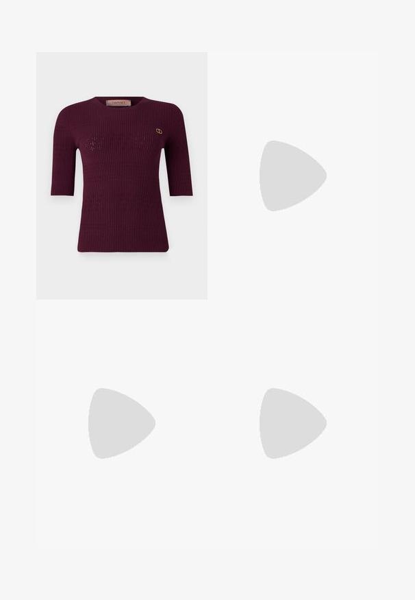 Burgunderfarget ribbestrikket topp med korte ermer og rund hals. Har subtile utskjæringsmønstre og en gulllogo på venstre bryst.; Sorte skreddersydde bukser med rett silhuett, med en glatt tekstur og klare pressede bretter foran. Ingen synlig maskinvare.; Sorte lærreim hæler med spiss tå, som har en slank hæl og en gullfarget detalj på den justerbare stroppen. Glatt tekstur.; Sort lærveske med en strukturert design, som har en avkortet form, topphåndtak og detaljer i gull. Justerbar skulderstropp inkludert.