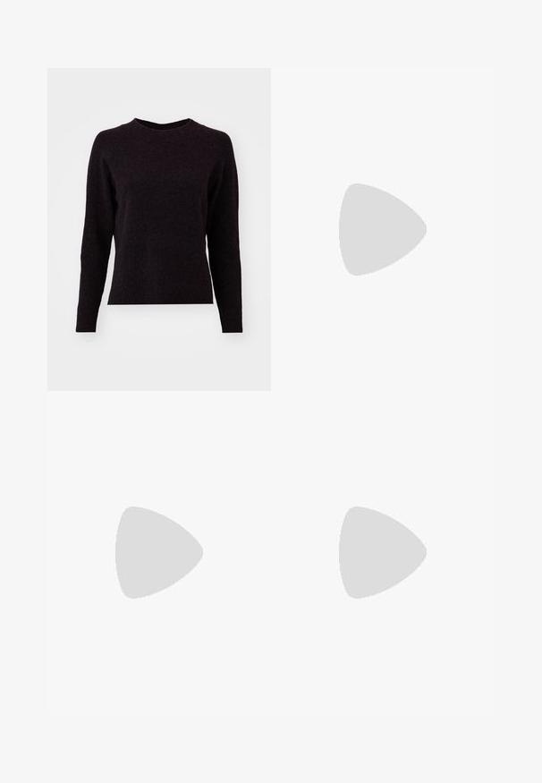 Donkergrijze gebreide trui met lange mouwen, ronde halslijn en geribde zoom. Zachte textuur, eenvoudig ontwerp en geen zichtbare patronen of details.; Zwarte wijdvallende broek van denim, met een gestructureerde tailleband, riemlussen en voorzakken. Glad van textuur met een klassiek ontwerp.; Zwarte gepatineerde leren slingback hakken met een puntige neus en een kleine blokhak, met een zilveren gespaccent op de band.; Zwarte handtas van kunstleer met een stervormige zilveren accent, dubbele handgrepen en een verstelbare schouderband.