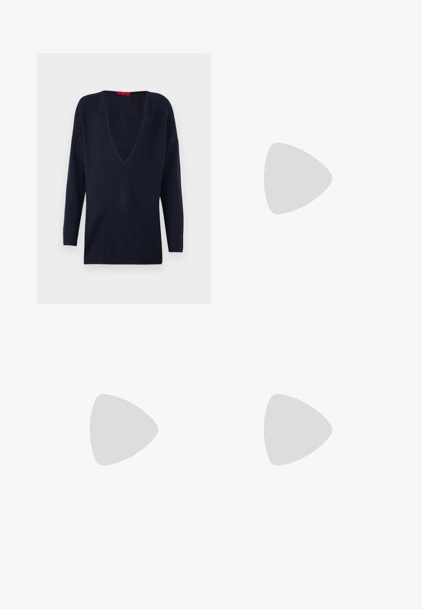 Pulover lung cu mâneci lungi, de culoare albastru marin, cu un decolteu adânc în formă de V. Are o textură cusută și o croială lejeră. Fără accesorii sau modele notabile.; Blugi din denim de culoare albastru deschis, cu un design cu picior drept, decolorare subtilă și talie medie. Conțin cinci buzunare și bucle pentru curea.; Balerini din piele neagră, cu vârf rotund, textură netedă, detalii de cusătură minimale și un design al tălpii flexibil.; Sœur Geantă crossbody - cognac