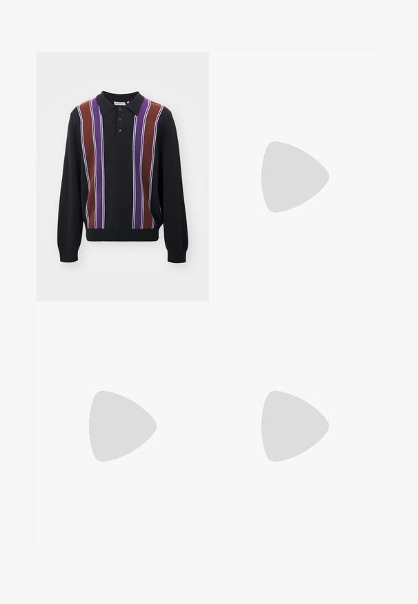 Pulover polo negru cu mâneci lungi, având dungi verticale în nuanțe de mov, maro și alb. Guler cu nasturi și tiv drept.; Trei maieuri albe ribbate din bumbac. Au un guler rotund și etichete negre mici lângă tiv. Disponibile în mai multe mărimi.; Pantaloni negri plisat cu un design drept și pantaloni largi. Construiți dintr-un material neted, prevăzuți cu închidere cu nasture și bucle pentru curea.; Pantofi sport albi cu suprapuneri texturate, talpă masivă și accente gri. Purtați cu șosete albe până la glezne și pantaloni scurți verzi pe o suprafață albastră.