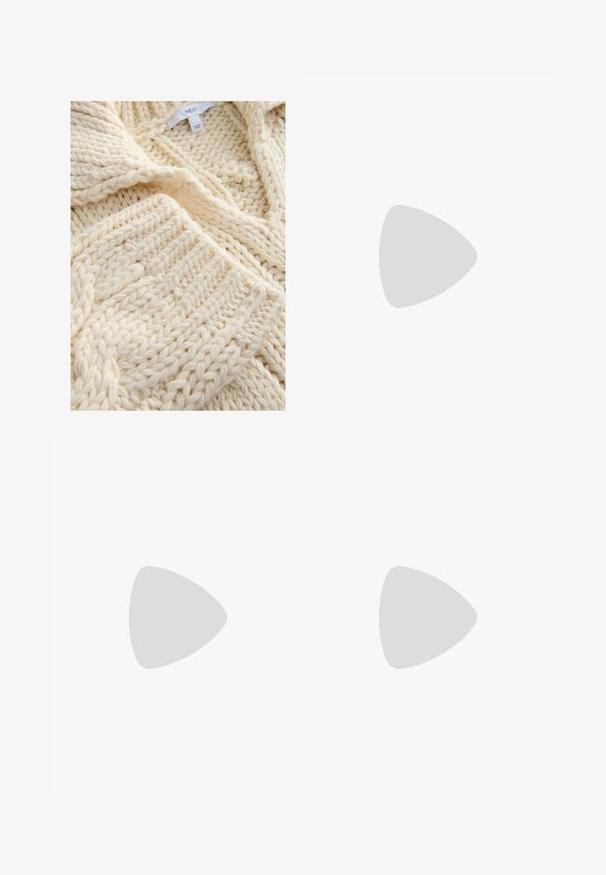 Krém színű kötött kardigán, vastag fonallal, bordázott mintával és sállal gallérral. A címke &quot;NEXT&quot; feliratot visel, ami a márkára utal.; Fehér, bő szárú nadrág magas derekú szabással, gombos záródással és diszkrét varrási részletekkel. Pamutból készült, sima tapintással.; Beige sportcipők textúrált krém színű panelek és barna csíkok részletezésével, kék farmernadrággal párosítva. A farmer széles szárú és rojtos szegéllyel rendelkezik.; Fehér bőr táska strukturált formával, kiemelkedő varrásokkal, arany színű fém címkével és dupla fogantyúkkal. Texturált felület oldalzsebekkel.