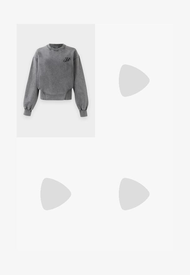 Felpa grigia con maniche lunghe, colletto a coste e polsini elasticizzati. Presenta un piccolo logo nero sul petto e un design a vestibilità rilassata.; Pantaloni in pelle nera a zampa d'elefante con texture stropicciata, vita alta, tasche frontali e chiusura classica con bottone e zip.; Scarpa slingback nera in pelle con punta affusolata, cinturini decorativi con occhielli metallici e tacco basso a blocco. Superficie testurizzata.; Borsa a secchiello in pelle nera con finitura testurizzata, dettagli in metallo dorato e apertura superiore. Presenta una maniglia corta e una tracolla regolabile.