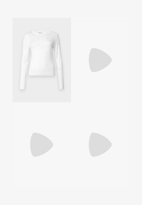 ONLY ONLSOLITA STONE DETAIL O NECK - Pullover - cloud dancer; Jean en velours côtelé bourgogne à jambes évasées, avec cinq poches, une fermeture à bouton sur le devant et un tissu texturé. Les évasements s'étendent du genou à l'ourlet.; Chaussures noires en cuir avec un bout arrondi, un épais talon bloc et des accents latéraux élastiques, associées à des bas foncés et une jupe noire avec une fente.; Lunettes de soleil style œil de chat avec une monture en écaille de tortue noire et orange, verres marron et pointes effilées et élégantes. Présente un logo minimaliste sur la branche.