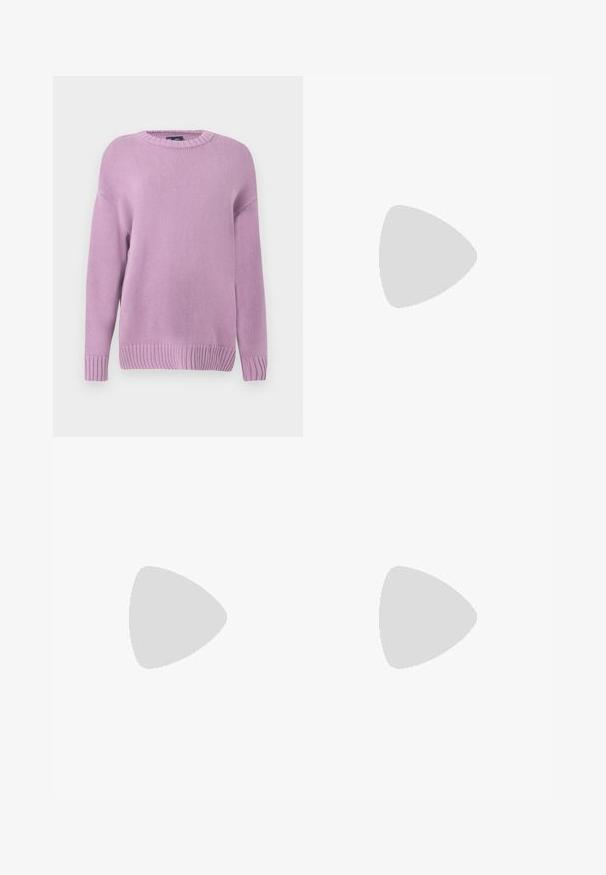 Pull en tricot lilas avec un col rond, des manches longues, des poignets et un ourlet côtelés, présentant une finition douce et texturée.; Jean large taille haute bleu clair avec un design à cinq poches, fermeture à bouton et passants de ceinture, associé à un haut ajusté à manches longues blanc.; Chaussures en cuir patiné noir avec une semelle épaisse et chunky, dotées de lacets épais. Embout arrondi, détails minimaux et un petit tirant à l'arrière.; Lunettes de soleil en métal avec des verres ovales verts. Monture en métal argenté mince et embouts d'oreille noirs. Design minimaliste, sans logos visibles.
