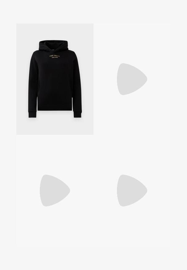 Hoodie noir en tissu doux, avec une poche avant, des poignets côtelés et un logo doré brodé sur la poitrine.; Jean évasé noir en denim, avec deux poches avant, une fermeture à bouton et une texture lisse. Couture signature visible aux coutures.; Paul Smith TOPANGA - Ballerines - black; Sac à main en cuir bleu marine avec deux longues poignées, un détail de boucle et un porte-clés accroché. Il présente une texture lisse et une forme rectangulaire.