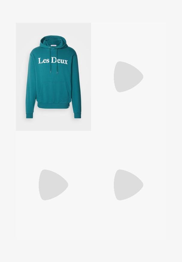 Felpa teal con il testo bianco "Les Deux". Presenta una tasca a canguro, cordini regolabili e polsini e orlo a coste. Tessuto morbido e informale.; T-shirt bianco in cotone con maniche corte, scollatura rotonda e una consistenza liscia. Design semplice senza motivi o grafiche.; Jeans in denim nero con taglio dritto, dotati di chiusura con zip, cinque tasche e cuciture a contrasto lungo le cuciture.; Scarpe in pelle nera con punta arrotondata, design lace-up e suola in gomma spessa e testurizzata. Presentano una cucitura lungo il bordo e una finitura liscia.