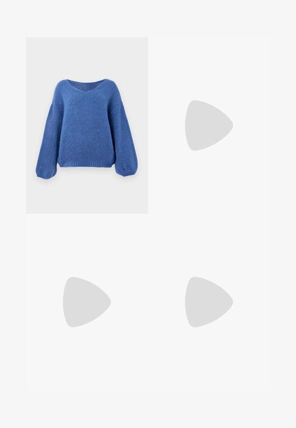 Plavi pleteni pulover s v-izrezom, dugim balonskim rukavima i teksturiranim uzorkom. Mekani materijal s opuštenim krojem, s rebrastim manžetama.; Bijela košulja dugih rukava, pamuk, okrugli izrez, s malim mornarskim logotipom na lijevoj strani prsiju. Jednostavan dizajn, regularna kroja.; Bijele široke hlače s visokim strukom, s kopčanjem na dugme i suptilnim detaljima šivanja. Izrađene su od pamuka s glatkom teksturom.; Bijele kožne tenisice s glatkom površinom, tamnoplave naglaske i mali logo sa strane. Imaju ravne vezice i teksturiranu gumu za potplat.