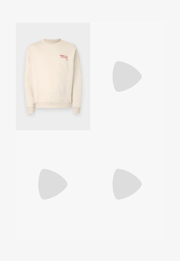 Felpa crema realizzata in morbido tessuto, con polsini e orlo ribattuti. Testo del logo rosso sul lato superiore sinistro, con una trama generale liscia.; T-shirt di cotone bianco a maniche corte, con logo "REPLAY GRAND HOTEL" in nero e oro sul lato sinistro del petto. Design semplice, vestibilità regolare.; Jeans in denim azzurro chiaro a gamba dritta con tasche, rivetti in rame e chiusura a bottone. Presentano un design sbiadito e un orlo pulito.; Sneaker in pelle bianca con punta perforata, lacci neri e accentuazione sul tallone. Presenta il marchio "REPLAY" e una suola in gomma solida.