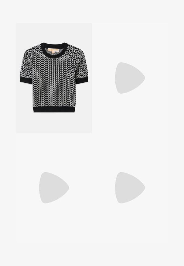 Pull noir à manches courtes avec un motif de flèche tissé en blanc. Col et poignets côtelés, coupe ajustée et texture douce.; Pantalons blancs ajustés au taille haute, avec de doubles plis devant et des jambes larges à ourlets repliés. Fabriqués en un tissu lisse et texturé.; Chaussure slingback en cuir noir avec un bout pointu, un petit talon et un détail de boucle décoratif sur le dessus. Texture lisse, design minimaliste.; Sac en cuir noir porté en travers avec deux poches avant, boucles dorées, fermeture zippée et une sangle fine. Surface texturée et forme rectangulaire compacte.