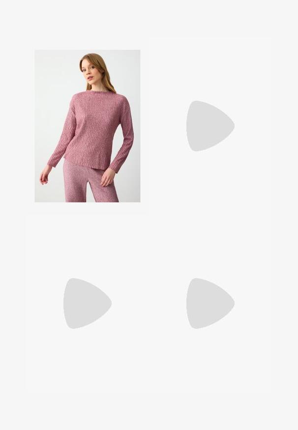 Rosa gestrickter Pullover mit einem strukturierten Fischgrätmuster, langen Ärmeln und einem lockeren, leicht verkürzten Schnitt.; Schwarze Hose mit geradem Schnitt, ausgestattet mit Fronttaschen und Seitenschlitzen am Saum. Hergestellt aus weichem, glattem Stoff. Geeignet für verschiedene Anlässe.; Schwarze Lackleder-Sandalen mit hohen Absätzen, zwei Riemen mit Schnallen, quadratischer Zehenpartie und klobigem Blockabsatz, mit einer glatten, glänzenden Textur.; Schwarze Lederhandtasche mit geschwungener Form, abnehmbarem Tragegurt und goldenen Beschlägen. Die Tasche verfügt über einen Deckel mit einer Schnallen-Details.