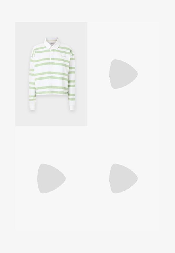 Kappet polo skjorte med hvitt stoff og grønne horisontale striper, knappekrage og brodert logo på venstre bryst.; Plissert hvit skjørt med en svart elastisk midje som har "LACOSTE"-logoen. Midjelengde design med myk tekstur.; Hvite lær sneakers med tykk hvit såle, svart semsket hælforsterkning og preget logo på siden. Snøresystem med seks hull.; Store svarte solbriller i overdimensjonert størrelse med geometrisk form, med mørke linser og en kontrasterende grå detalj på rammen. Logo på armen.