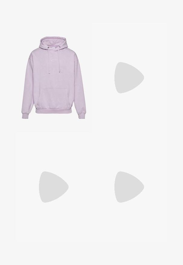 Felpa viola chiaro con cappuccio regolabile, tasca frontale e un accentuazione con logo bianco sul petto. Realizzata in materiale morbido e strutturato.; T-shirt in cotone bianco con maniche corte, collo rotondo e taschino sul petto con un logo di scarpe sportive multicolore. Tessuto morbido, vestibilità rilassata.; Pantaloni a gamba larga beige chiaro in cotone. Presentano tasche frontali e chiusura con bottone. Tessuto liscio con sottili linee verticali.; Sneaker atletica bianca con tomaia liscia, chiusura con lacci, suola ammortizzata e un'unità d'aria visibile con accenti rossi sul branding.