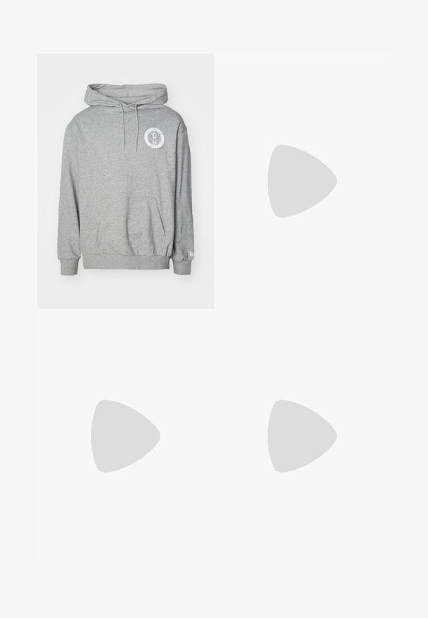 Sudadera con capucha gris de tela suave, con un bolsillo delantero, cordones en la capucha y un logo circular blanco en el lado izquierdo del pecho.; Camiseta blanca de algodón con mangas cortas, escote redondo y un corte relajado. Textura suave sin patrones o acentos visibles.; Pantalones negros con un diseño de frente plisado, hechos de una tela suave. Cuentan con un cierre de botón y pasadores para cinturón; corte recto.; Zapatillas de ante negras con cordones blancos y tres rayas blancas. Presentan un logotipo circular negro en la lengüeta y una suela de goma color caramel.