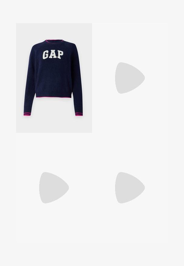 Marineblauer Strickpullover mit weißem "GAP"-Logo. Gerippter Rundhalsausschnitt und Saum mit pinken Akzentstreifen. Lange Ärmel, cropped Design. Weiche Textur.; Helle blaue weite Jeans aus Denim. Merkmale sind eine hohe Taille, ein Fünf-Taschen-Design und ein Knopfverschluss. Gerader Schnitt mit einem sauberen Saum.; Weiße High-Top-Sneaker mit dicken, geriffelten Sohlen und kreisförmigem Logodetail, getragen mit hellblauen, weit geschnittenen Jeans.; Schwarze Lederhandtasche mit geschwungener Form, abnehmbarem Tragegurt und goldenen Beschlägen. Die Tasche verfügt über einen Deckel mit einer Schnallen-Details.