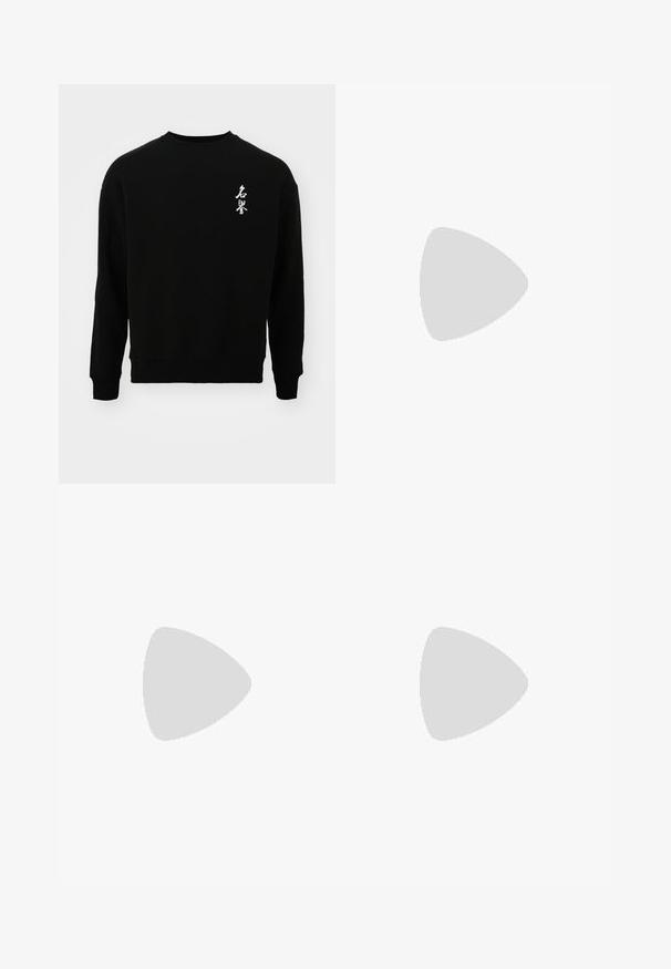 Jack & Jones JORHONOR CREW NECK UNISEX - Ikdienas džemperis - black; Balts īsām piedurknēm T-krekls ar melniem akcentiem. Ar "REPLAY FC" logotipu un "Highpeformance" tekstu sportiskā fontā. Izgatavots no gludas materiāla.; Melnas denim bikses ar taisnu kāju griezumu, piecas kabatas, pogu aizdari un maigu izbalēšanu pa audumu.; Replay FIELD MELT 25 - Sporta apavi - black