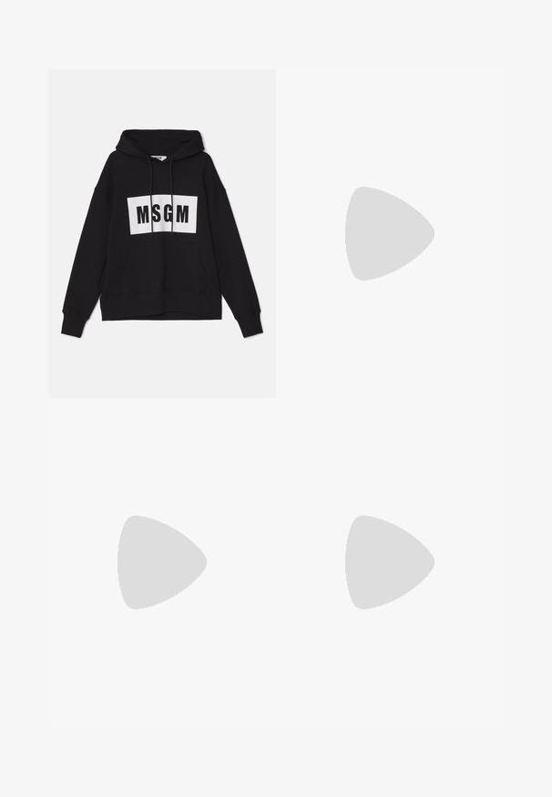 Hoodie in cotone nero con un logo rettangolare bianco con "MSGM" in lettere nere in grassetto, tasca a canguro e lacci sul cappuccio.; T-shirt oversize nera a maniche corte con scollatura rotonda e etichetta del marchio Filippa K visibile all'interno del colletto.; Pantaloni neri a pieghe con un design dritto e gamba larga. Realizzati in tessuto morbido, con chiusura a bottone e passanti per cintura.; Scarpa da uomo in pelle nera con punta arrotondata, finitura liscia, design con allacciatura e tacco impilato. Stile minimalista senza loghi visibili.