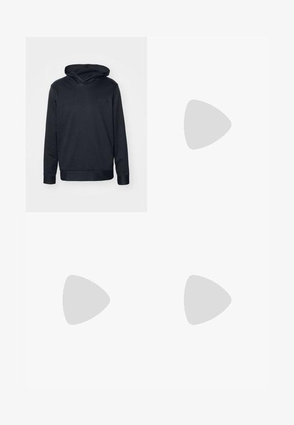 Čierna mikina s kapucňou, vertikálnymi pruhmi, dlhými rukávmi a rebrovanými manžetami. Na prednej strane má logo v jemnom tóne. Mäkky povrch.; Krémové tričko s krátkym rukávom a vysokým golierom, s nápisom "BOSS" potlačeným čiernou farbou na prednom krku a vo vnútornom štítku.; Čierne slim-fit teplákové nohavice s bielou šnúrkou na stiahnutie, rebrovanými manžetami a nenápadným logom na hornej strane stehna na jednofarebnom pozadí.; Čierne tenisky s hladkým koženým zvrškom, okrúlym špičkou, plochými šnúrkami, polstrovaným golierom a minimalistickým dizajnom. Gumená podrážka s jemným vzorom behúňa.