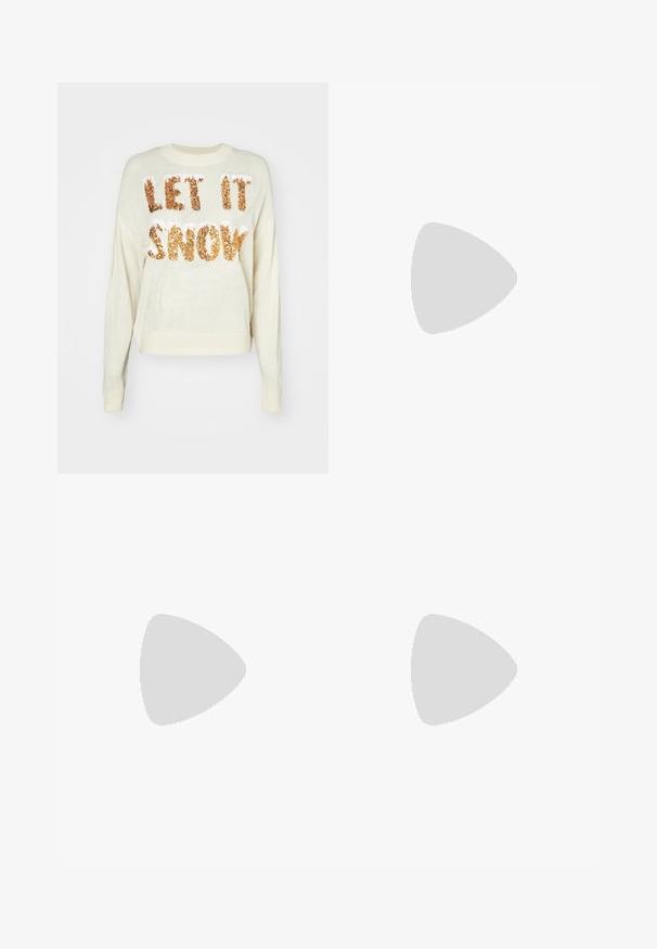 Pull crème avec le texte "LAISSEZ NEIGER" en sequins dorés étincelants, doté d'un col rond et de poignets et d'un ourlet côtelés.; Pantalons large en denim noir, dotés d'une taille structurée, de passants de ceinture et de poches avant. Texture lisse avec un design classique.; Escarpins en cuir verni noir avec bout pointu et talon bloc géométrique. Présente un design élégant et minimaliste ainsi qu'une texture lisse.; Sac fourre-tout en cuir noir avec une texture lisse, de forme rectangulaire et deux longues poignées. Pas de matériel ou d'ornementations visibles.