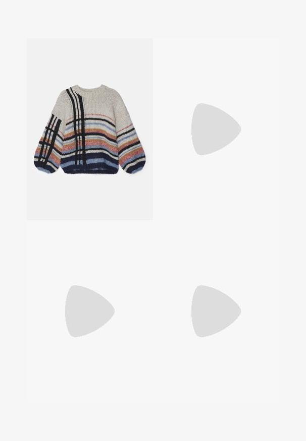 MUNTHE TAFFIE - Pullover - ivory; Pantalon noir en tissu lisse avec taille haute, jambes larges, plis à l'avant et passants de ceinture classiques. Pas de poches latérales visibles.; Escarpins en cuir noir avec une pointe fine, une bride ajustable et un talon aiguille élégant, présentant une finition lisse.; Sac à main en cuir noir avec une bandoulière en chaîne dorée, présentant une texture lisse, une forme rectangulaire et une marque embossée à l'avant.