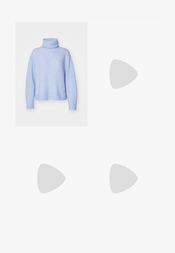 Mos Mosh THORA ROLLNECK - Svetr - blue; Černé široké kalhoty s vysokým pasem, detailní knoflíky na pase a přední záhyby.; Černé kožené loferské boty s plochým podpatkem, zdobené zlatým kovovým detailem na přední straně a hladkým povrchem.; Even&Odd Kabelka - brown