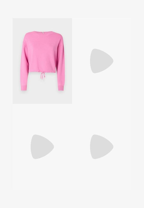 Pull court rose avec des manches longues, fabriqué en maille texturée, doté d'un cordon de serrage à l'ourlet et d'un col large.; Jean skinny bleu foncé en denim, avec un design classique à cinq poches, fermeture à bouton et un léger délavage au niveau des cuisses.; Baskets blanches en cuir avec une boîte à orteils perforée, semelle texturée et lacets blancs, associées à un large pantalon rouge et un fond bleu et jaune.; Pochette en cuir noir avec un rabat et un détail en boucle en métal doré. Inclut une sangle noire et un design épuré et minimaliste.; Boucles d'oreilles en or avec une finition lisse et brillante. Design circulaire présentant un petit clou et une attache transparente pour un port sécurisé.