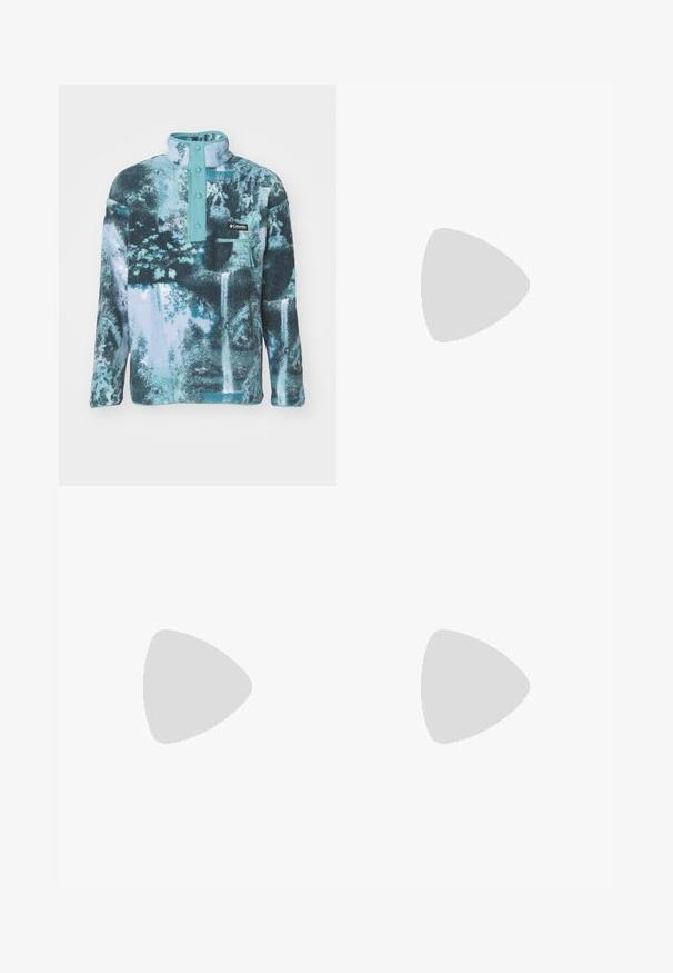 Kék és teal színű fleece pulóver, fél cipzárral és patentos záródással, mellzsebbel és strukturált, mintás felülettel.; Sötétszürke Adidas póló rövid ujjakkal, a bal mellrészen egy kis neon zöld grafikával, amely hangszórókat, napot és az Adidas logót ábrázol.; Fekete sportnadrág könnyű anyagból, húzózsinórral ellátott derékkal és fehér oldalsávokkal. Laza szabású, sima tapintású.; Fekete-fehér tornacipők velúr és bőr felsőrésszel, három fehér csíkkal, perforált orral és gumi talppal.