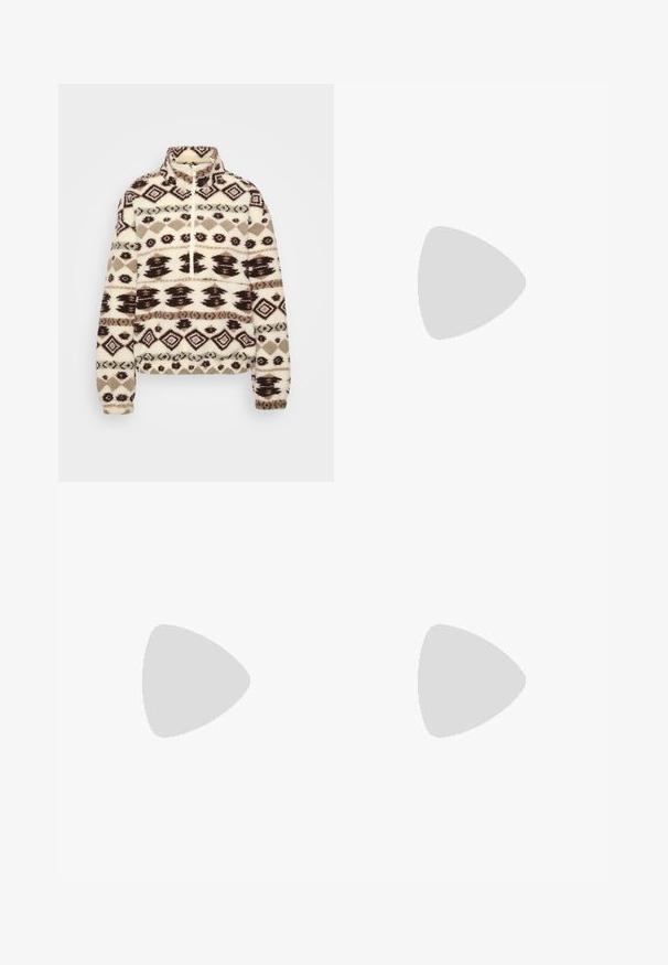 Kremo spalvos flisinis puloveris su tamsiai rudos ir taupe geometrinėmis raštais, aukšta apykakle, pusiau užtrauktuku priekyje ir elastinėmis rankogaliais bei apatine dalimi.; Du moteriški marškiniai be rankovių: vieni balti, kiti juodi, pagaminti iš minkštos medžiagos, su plonomis petnešėlėmis ir giliu V formos iškirpimu.; Plati mėlynos džinsinės kelnės su aukštu liemeniu, pasižyminčios šviesiai tamsiu plovimo gradientu, priekinėmis kišenėmis ir sagos užtraukimu.; Juodas plokščias batas su apvaliu pirštu, turintis tinklinę šoninio panele ir dirželį su sagtimi. Lygi odinė pirštų dalis ir kulnas.; Ovuliniai saulės akiniai su skaidriu šviesiai geltonu rėmu ir rudais objektyvais. Yra lygus paviršius ir subtilūs akcentai šonuose.; Sidabriniai auskarai žiedai, turintys lygaus, blizgaus paviršiaus. Du poros, su šiek tiek skirtingais dydžiais. Paprastas, apvalus dizainas, lengvi.