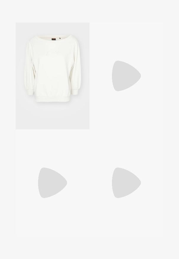 Witte sweatshirt met een wijde halslijn en volumineuze mouwen. Heeft geborduurde tekst in een subtiele stijl. Gemaakt van zachte, textuurrijke stof.; Donkerblauwe wijde jeans van denimstof met een hoge taille, voorzien van oranje stiksels, een vijf-pocket ontwerp en een knoopsluiting.; Witte en beige sneaker met een gladde bovenkant en suède accenten, een gestructureerde zool en tonale stiksels. Vetersluiting met logo-detaillering.; Zilveren metalen creolen met een gladde, glanzende oppervlakte en een gestructureerd, rond ontwerp. Voorzien van een scharnierende sluiting voor een veilige draagervaring.