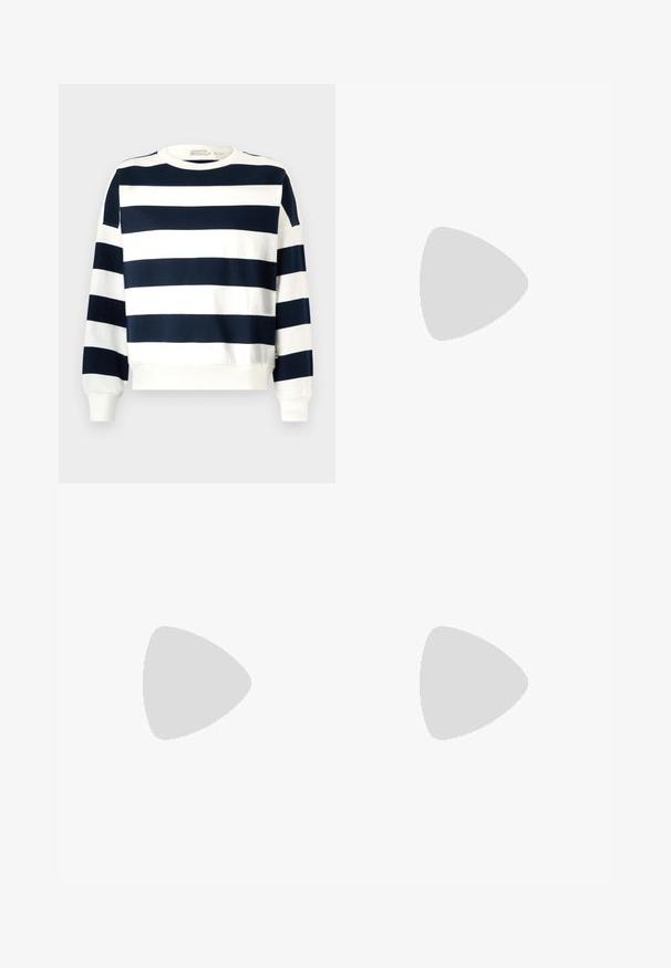 Mörkblå och vitrandig sweatshirt med rund hals, långa ärmar och ribbade mudd. Mjuk tyg med avslappnad passform.; Blå denimjeans med hög midja och vida ben. Har en klassisk femficksdesign och metallknappdetaljer.; Marinblå sandal med två tygremmar, justerbar ankelrem och texturerad beige baksida. Tjock, vit, scalloped sula. Märket tryckt på remmen.; En marinblå tote-väska i mjuk nylon, med två texturerade handtag och en svart rektangulär logotyp på framsidan.