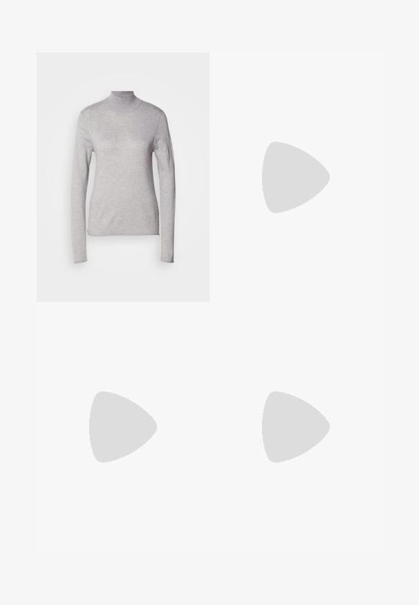 Svetlo siva turtleneck majica z dolgimi rokavi, izdelana iz mehkega pletenega materiala. Ponuja prileganje in rebrast ovratnik. Gladka tekstura.; Črne hlače straight-leg iz tkanine, z ravnim sprednjim delom, dvema stranskima žepoma in gladko teksturo. Brez vidnih vzorcev ali dodatkov.; Črne usnjene molerke s debelim petom in širokim podplatom ter trakom čez zgornji del, prikazane s strani na beli podlagi.; Zlate obročaste uhane z teksturirano, nepravilno obliko. Imajo brezšivno zapiranje in poliširano površinsko obdelavo, kar poudarja sodoben dizajn.