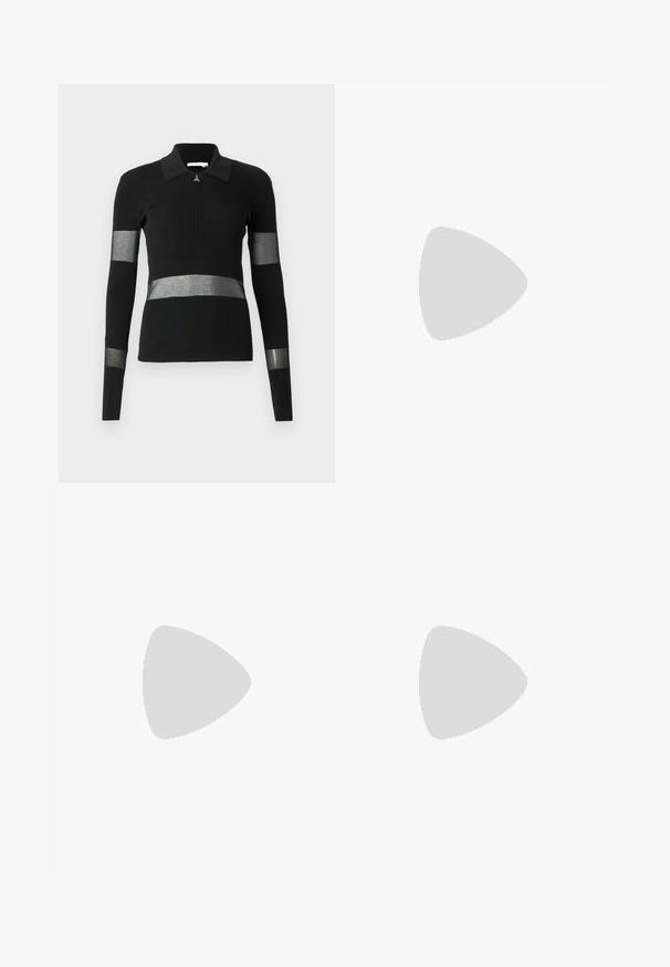 Top negro de manga larga acanalado con cuello tipo camisa, que presenta rayas horizontales de metal plateado y un cierre de cremallera en la parte delantera.; Pantalones de campana negros hechos de un material elástico con una textura suave, que presentan detalles de costura en la parte frontal para un diseño adicional.; Botín negro de cuero, hasta la rodilla, con un acabado texturizado, que presenta un acento decorativo en cadena dorada y una suela de goma plana.; Bolso de mano de cuero negro con textura granulada, forma curvada, cierre superior con cremallera, herrajes plateados y una etiqueta marrón. Presenta un acento con el logotipo.