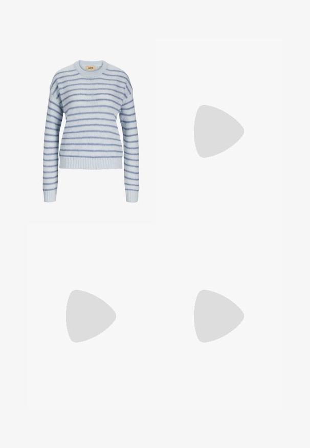 Jasnoniebieski sweter z dzianiny z poziomymi paskami w ciemniejszym niebieskim kolorze. Posiada okrągły dekolt oraz ściągacze na mankietach i u dołu. Miękka faktura.; Czarne dżinsy w fasonie z dzwonami, wykonane z denimu o gładkiej teksturze, z dwiema tylnymi kieszeniami i zapięciem na guzik w talii.; Bershka - Sandały na obcasie; Czarna torebka z lakierowanej skóry o zaokrąglonym kształcie, z jednym paskiem na ramię, przednimi kieszeniami i akcentami w kolorze srebrnym.
