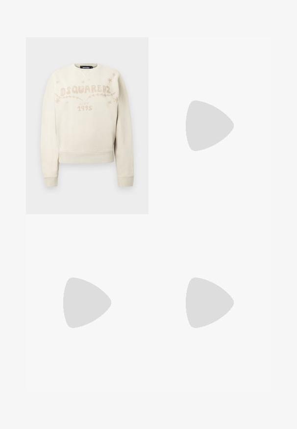 Off-white Langarm-Sweatshirt mit DSQUARED2-Logo, dem Text "seit 1995" und kleinen Stern- sowie Rankenmotiven auf der Brust.; Braune weite Hosen mit elastischem Taillenbund und glattem Stoff, auf einem schlichten weißen Hintergrund präsentiert.; Schwarze knielange Stiefel aus glattem Leder, mit einer Schnallenakzentuierung an der Seite und einer dicken, strukturierten Sohle für besseren Halt.; Braune Wildleder-Schultertasche mit geprägtem floralen Design, ergänzt durch einen glatten braunen Ledertrageriemen und goldfarbenen Hardware-Akzenten.