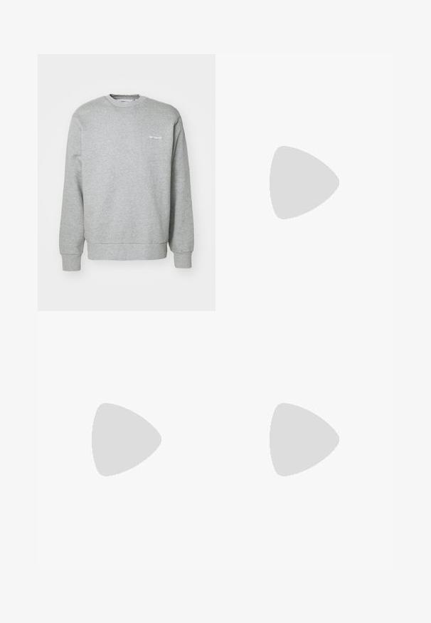Felpa grigia in cotone con scollatura a girocollo, maniche lunghe, polsini a costine e un piccolo logo bianco sul lato sinistro del petto. Texture morbida.; Set di tre t-shirt base in nero, bianco e grigio chiaro. Maniche corte, colletto rotondo, realizzate in cotone morbido. Logo del marchio visibile.; Jeans in denim azzurro chiaro con vestibilità comoda, caratterizzati da un design a gamba dritta e cuciture standard, abbinati a sneaker nere.; Sneaker bianco con accenti verdi, tomaia in pelle, punta perforata, chiusura con lacci e suola in gomma testurizzata. Presenta un logo "N" ben visibile.