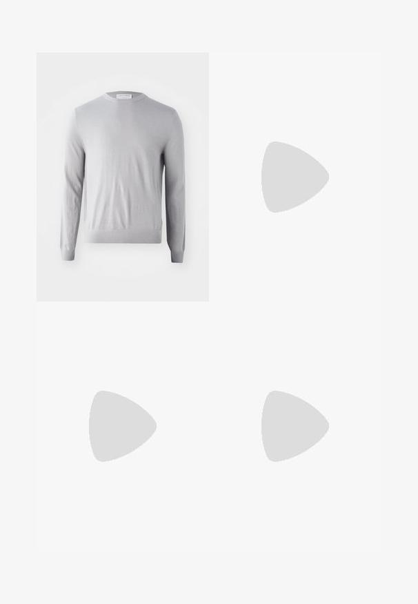 Hellgrauer langärmliger Pullover mit Rundhalsausschnitt, aus weichem Stoff gefertigt, mit glatter Textur und gerippten Bündchen und Saum.; Filippa K TERRY CROPPED TROUSERS - Stoffhose - sage melange; Weiße Ledersneaker mit glatter Oberfläche, runder Zehenpartie, flachen Schnürsenkeln und strukturiertem Sohlenprofil. Mit einem dezenten Logo an der Ferse.; Schwarze runde Sonnenbrille mit dunklen Gläsern und schlanken Metallbügeln. Enthält klare Tempelspitzen und silberne Akzente am Scharnier. Minimalistisches Design.