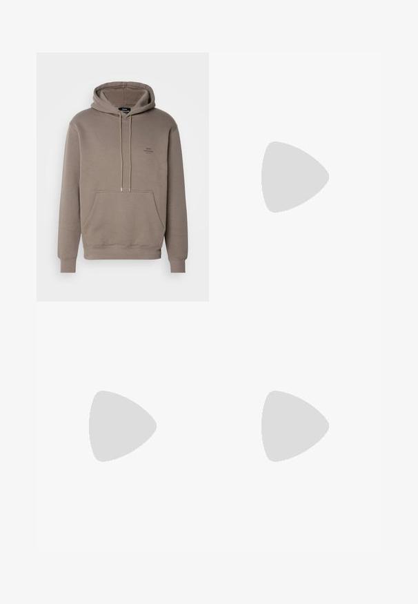 Rjav kapucar iz mehkega blaga, z sprednjim žepom, vrvicami in majhnim logotipom na prsih. Rebrasti robovi rokavov in spodaj.; Črne jeans hlače z ravnim krojem, z gumbom za zapiranje, petimi žepi in minimalnim šivom za čist videz.; Črne usnjene čipkaste čevlje z zaobljenim nosom, gladko teksturo, minimalnim šitjem in nizkim gumijastim peto. Logo na peti.; Črna torba za šport z teksturiranim sintetičnim materialom. Ima dve ročaji in nastavljiv ramenski trak. Preprost dizajn brez vidnih vzorcev.