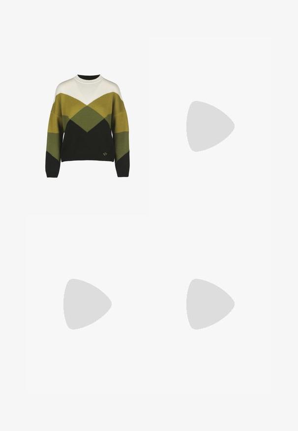 Pullover mit geometrischem Muster in Dunkelgrün, Hellgrün, Weiß und Schwarz. Verfügt über einen Rundhalsausschnitt und gerippte Bündchen. Aus weichem Strickmaterial.; Graue maßgeschneiderte Hose mit geradem Beinschnitt, leichtem Stoff, Gürtelschlaufen und einem schmalen Gürtel mit einer silbernen Schnalle.; Schwarze Lederstiefel bis zum Knie mit spitzer Zehenform, silbernen Schnallenakzenten und einem klobigen Absatz. Verfügt über eine Zuglasche für einfaches Anziehen.; Schwarze Lederhandtasche mit geflochtenen Griffen, Reißverschlussfach und hängenden Quasten. Strukturiert Oberfläche mit Metallnieten und Hardware-Akzenten.